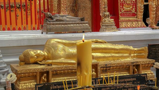 Für Liebhaber schlafender, weiblicher Buddhas (gesehen in Chiang Mai, Wat Phra That Doi Suthep)